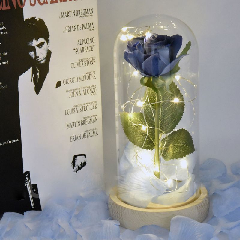 Lampa Od Plavih Ruža S Led Vilinskim Svjetlima Otpalim Laticama I Postoljem Od Abs-a U Staklenoj Kupoli Za Valentinovo Najbolji Dar Za Nju