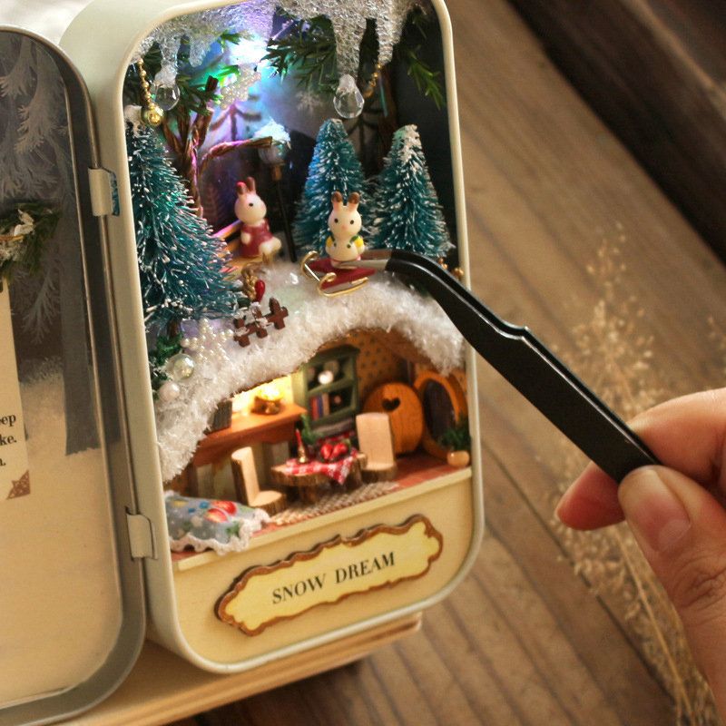 Diy Božićna Kućica Za Lutke Drveni Minijaturni Komplet Sa Svjetlosnim Božićnim Poklonom Za Upravljanje Glasom