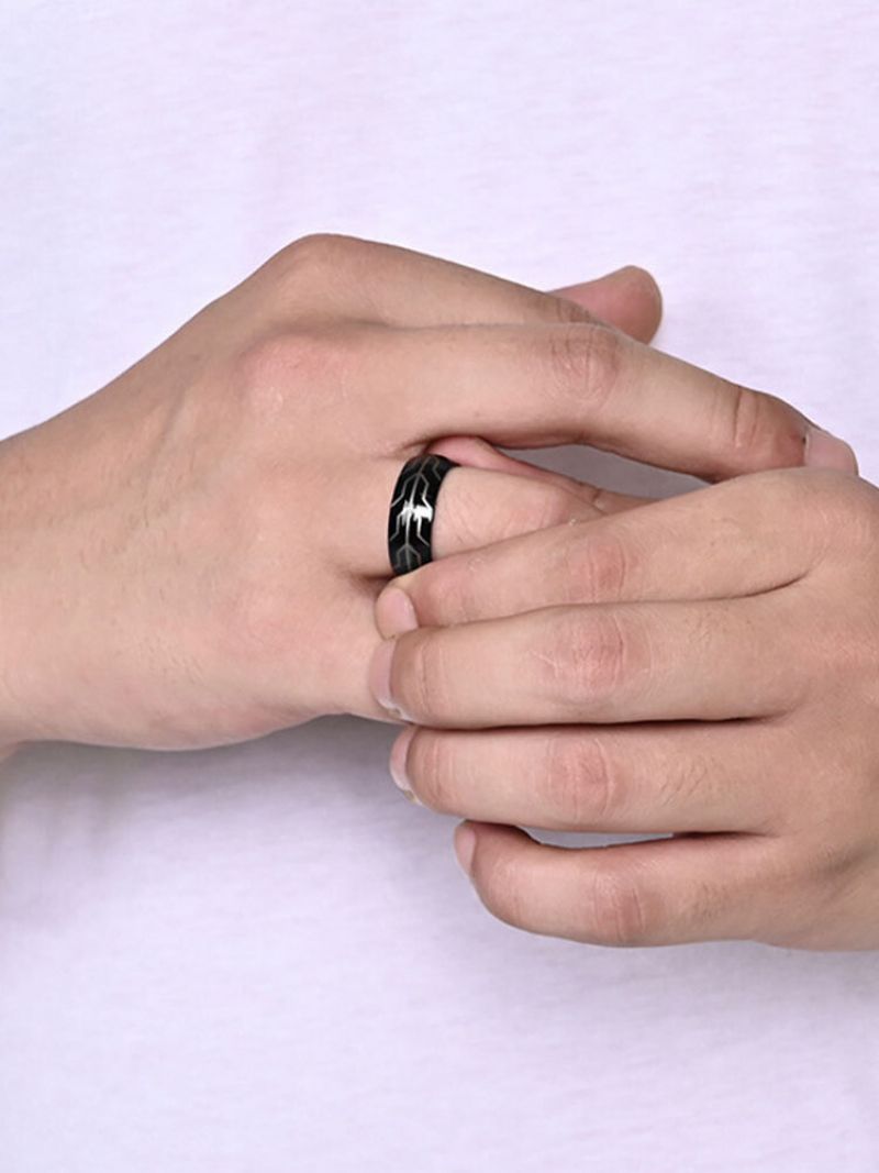 Prsten Od Nehrđajućeg Čelika U Trendovskom Obliku S Jednostavnim Geometrijskim Uzorkom